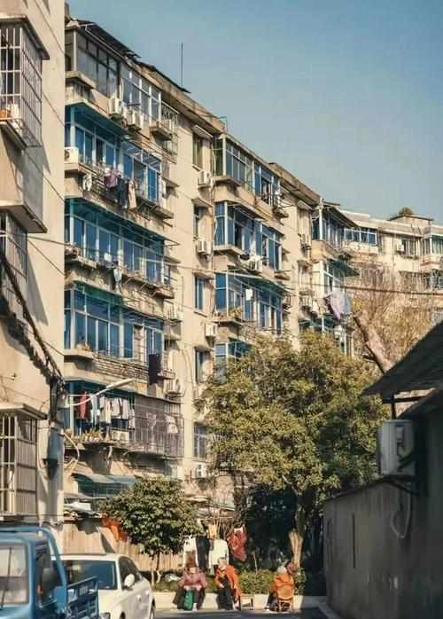  城市更新2.0：20年房龄老楼的资产重估逻辑与结构性机遇 房产家居