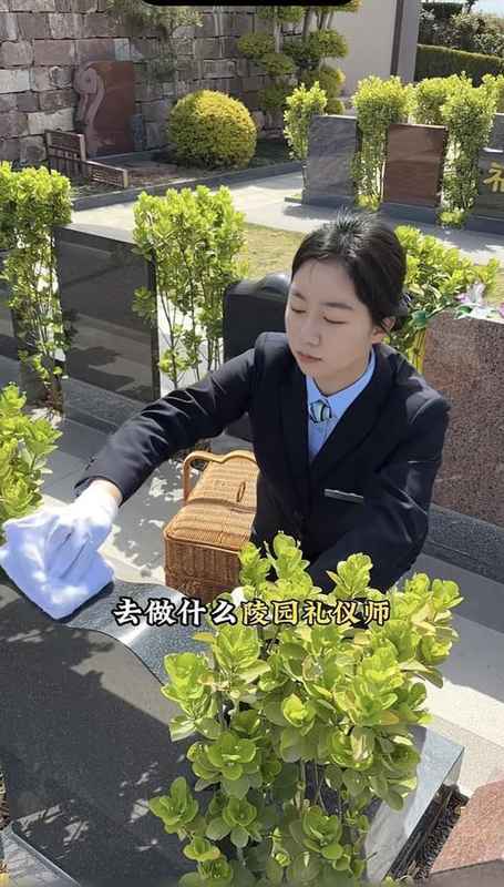 隔着屏幕的思念：一位海外华人母亲的托付与00后代祭师的感悟 情感心理